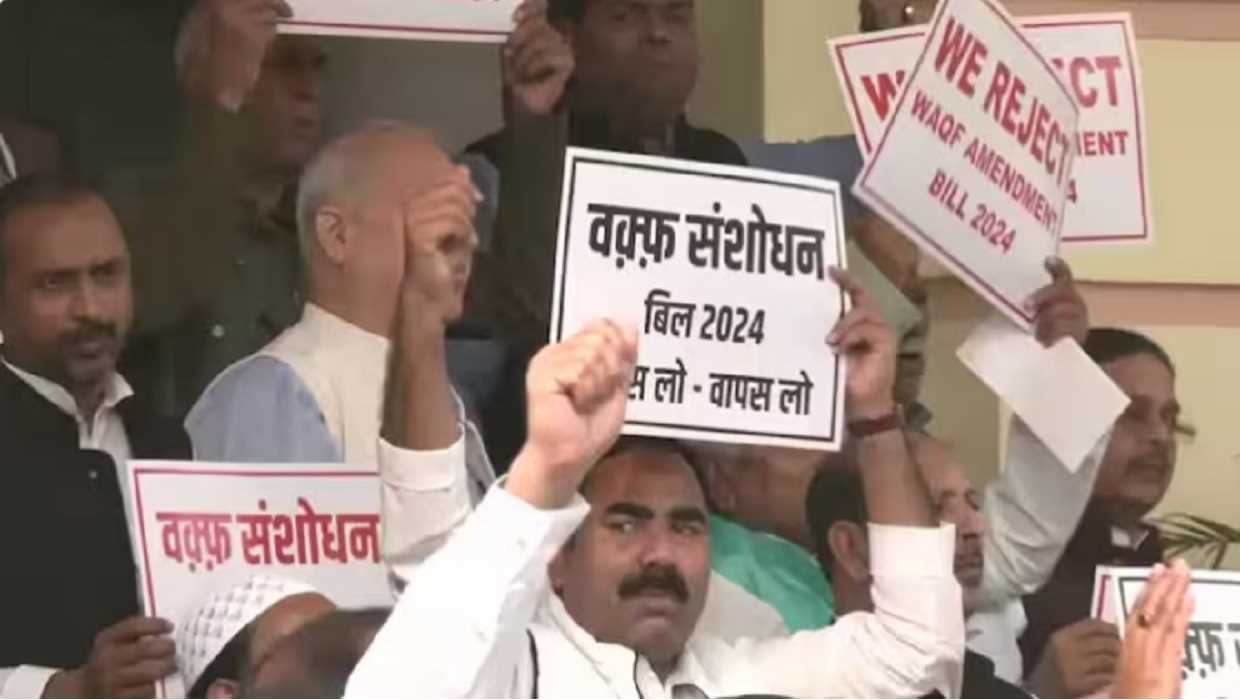 बिहार विधानसभा के बाहर वक्फ संशोधन विधेयक के खिलाफ विपक्ष का प्रदर्शन